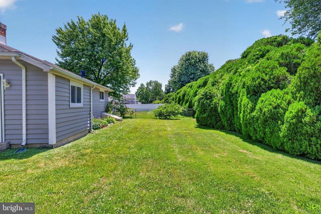 203 COUNTRYSIDE LN, Mount Laurel, NJ 08054