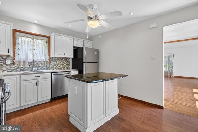 203 COUNTRYSIDE LN, Mount Laurel, NJ 08054