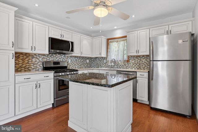 203 COUNTRYSIDE LN, Mount Laurel, NJ 08054