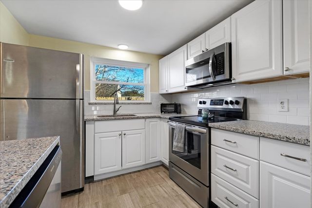 405 Village Dr 405, Bourne, MA 02532