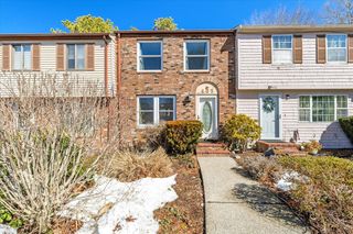 405 Village Dr 405, Bourne, MA 02532