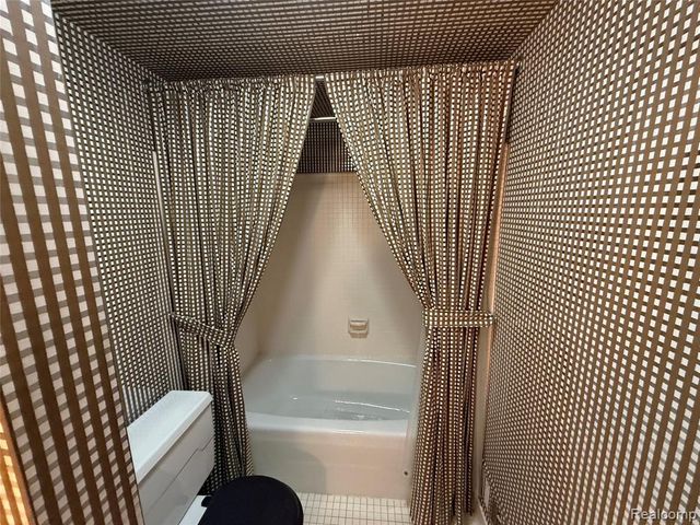 7122 Pebble Park Drive, West Bloomfield, MI 48322