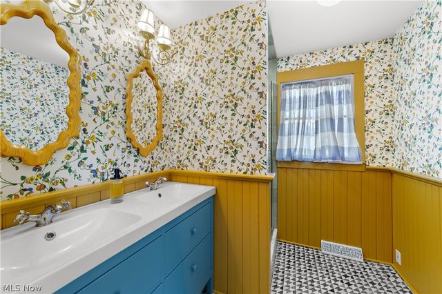 19125 E Shoreland Avenue, Rocky River, OH 44116