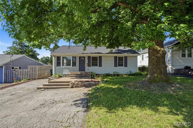 136 E Glendale Road, St Louis, MO 63119