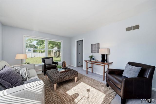 136 E Glendale Road, St Louis, MO 63119