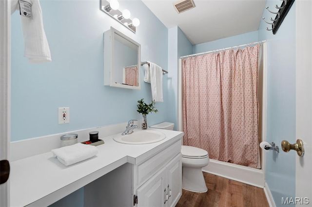 136 E Glendale Road, St Louis, MO 63119