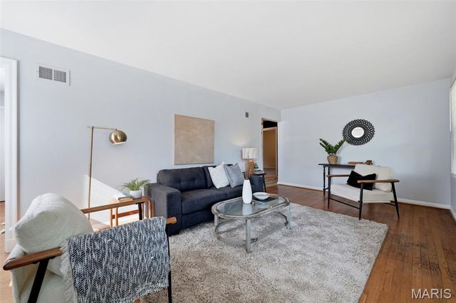 136 E Glendale Road, St Louis, MO 63119