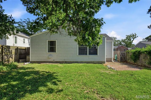 136 E Glendale Road, St Louis, MO 63119