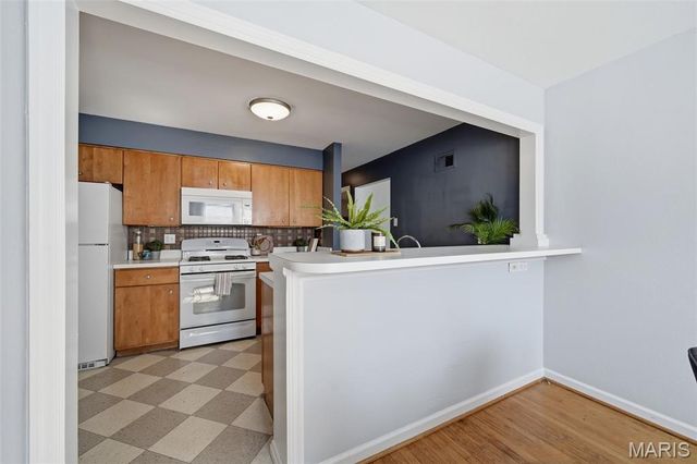136 E Glendale Road, St Louis, MO 63119