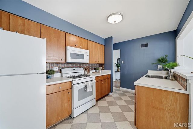 136 E Glendale Road, St Louis, MO 63119