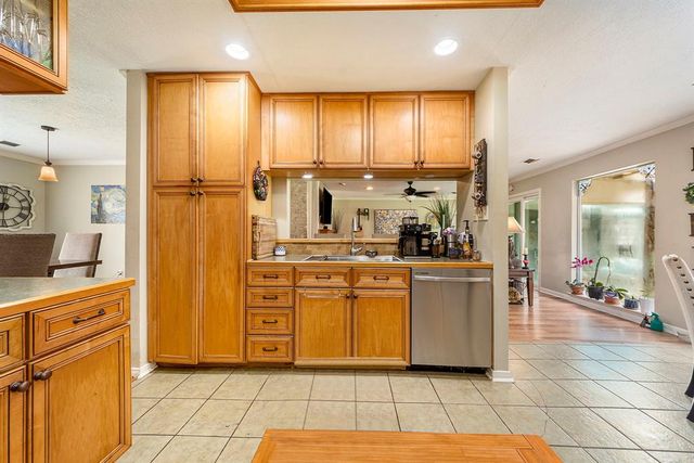 629 Oakdale Street, La Porte, TX 77571