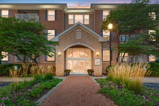 2671 Stone Circle 208, Geneva, IL 60134