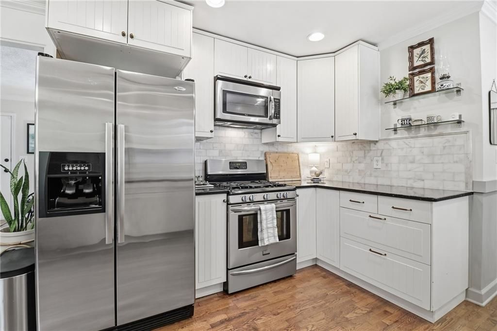 Image 9 of property listing at 915 Pine Manor, Marietta, GA 30066