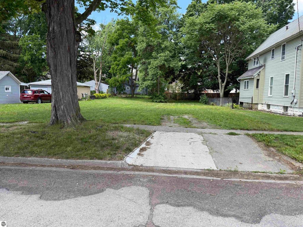 Image 1 of property listing at 643 N Hickory Street, Owosso, MI 48867