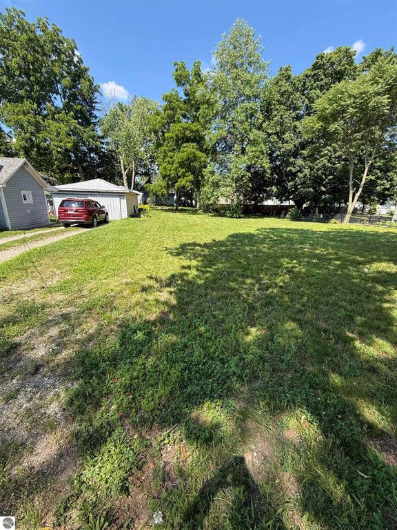 Image 2 of property listing at 643 N Hickory Street, Owosso, MI 48867