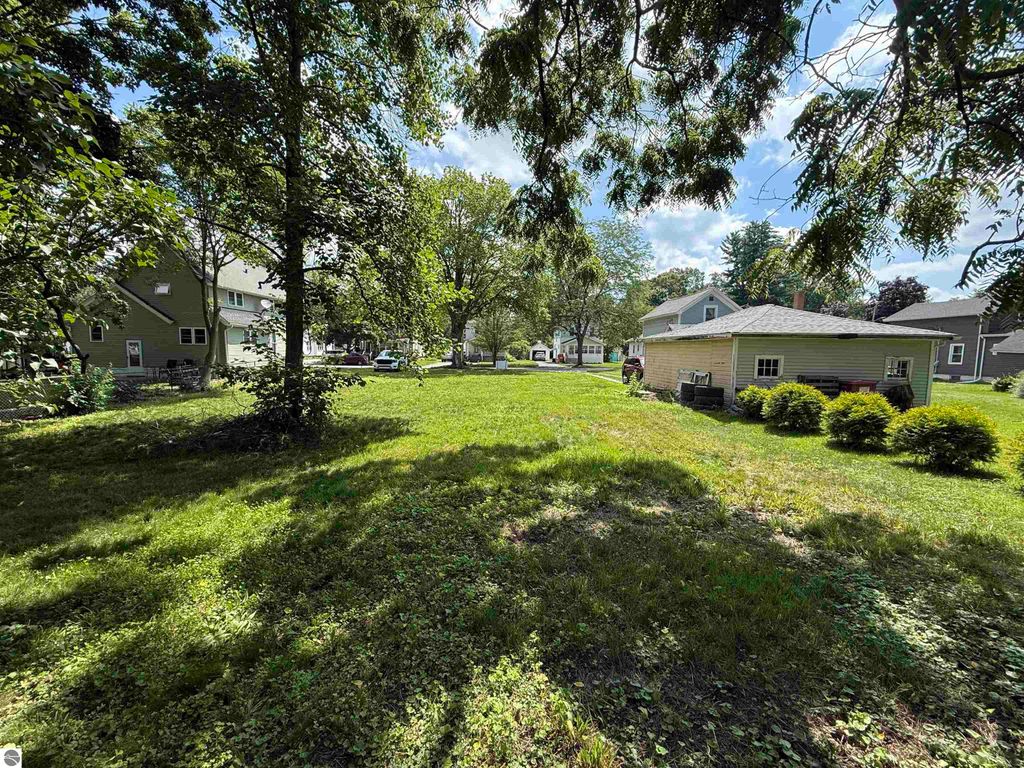 Image 3 of property listing at 643 N Hickory Street, Owosso, MI 48867