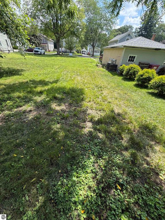 Image 4 of property listing at 643 N Hickory Street, Owosso, MI 48867