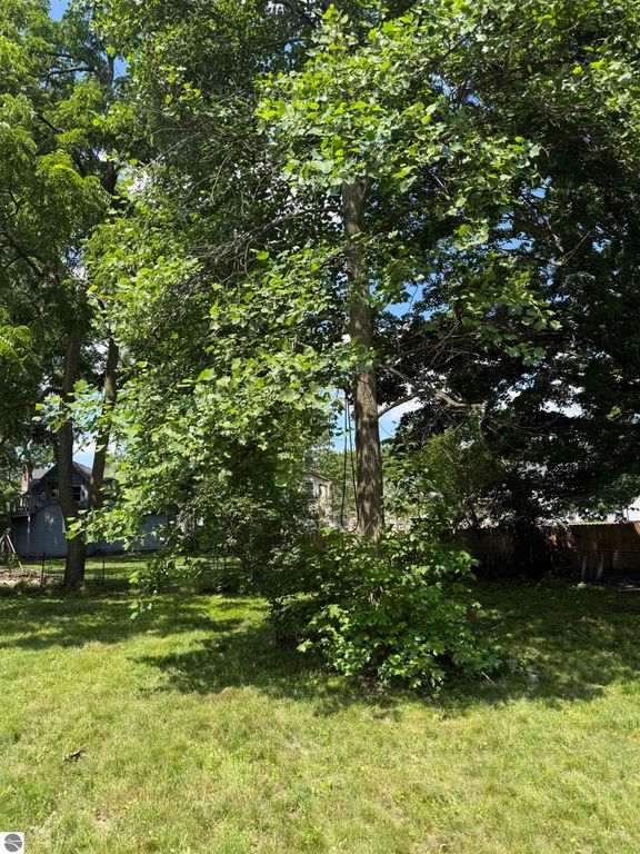 Image 5 of property listing at 643 N Hickory Street, Owosso, MI 48867