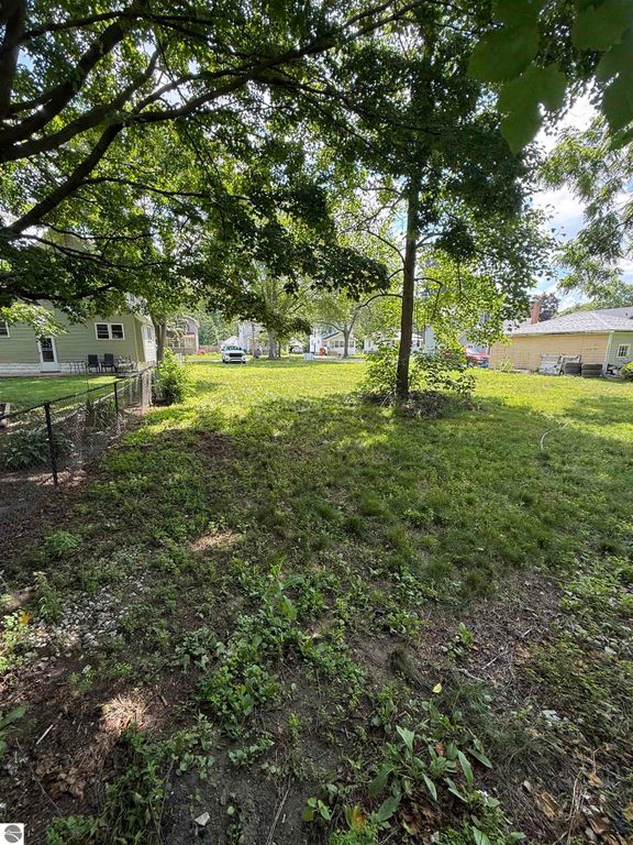 Image 6 of property listing at 643 N Hickory Street, Owosso, MI 48867