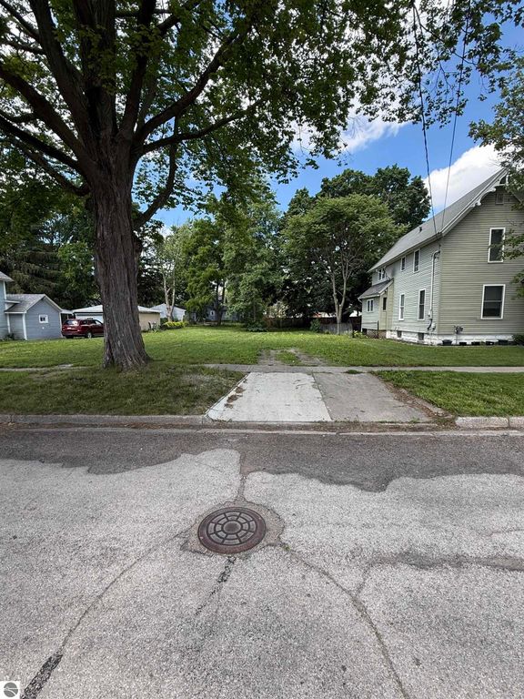 Image 7 of property listing at 643 N Hickory Street, Owosso, MI 48867