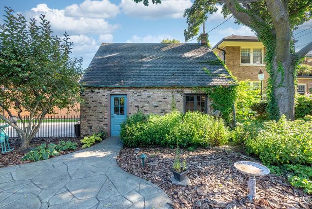 6846 3rd AVENUE, Kenosha, WI 53143