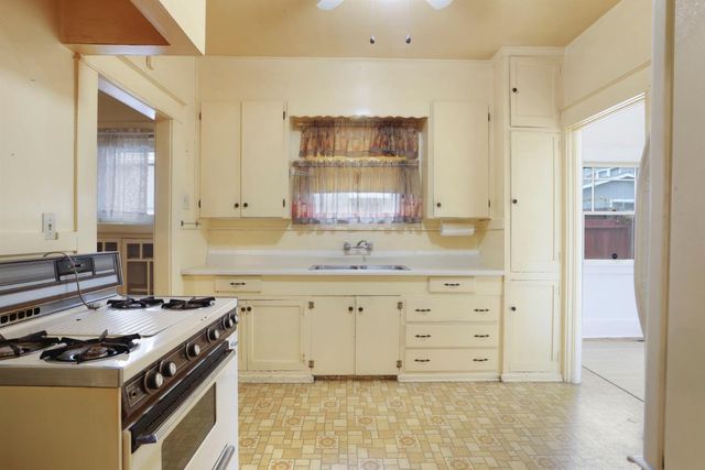 1428 W Harding Way, Stockton, CA 95203