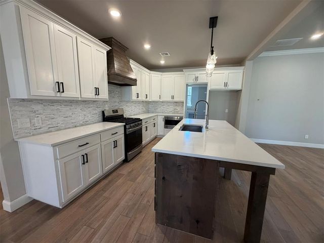940 S May Avenue, Guthrie, OK 73044