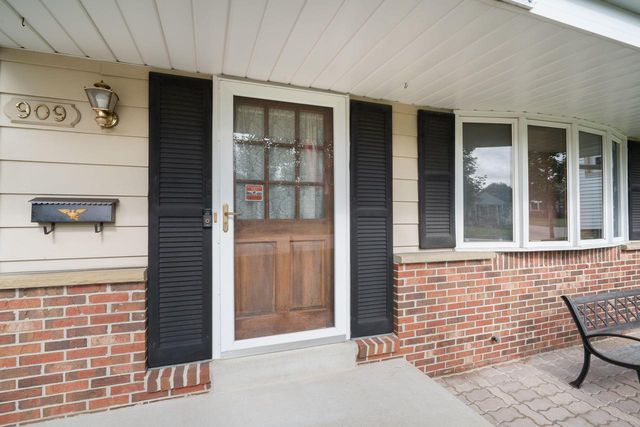 909 S 110th STREET, West Allis, WI 53214