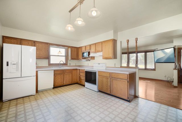 909 S 110th STREET, West Allis, WI 53214
