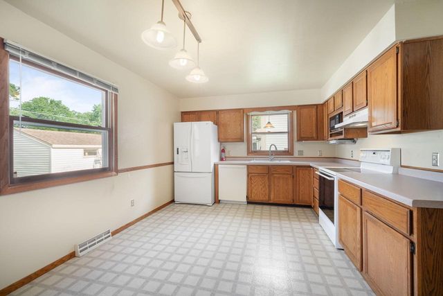 909 S 110th STREET, West Allis, WI 53214