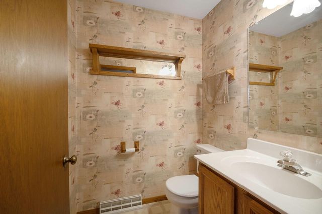 909 S 110th STREET, West Allis, WI 53214