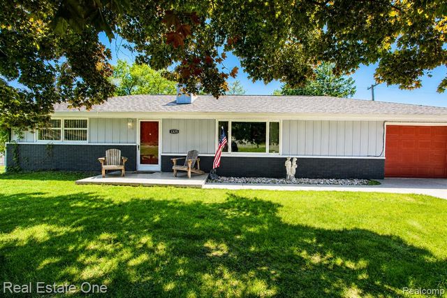 1325 S Hospital Road, Waterford, MI 48327