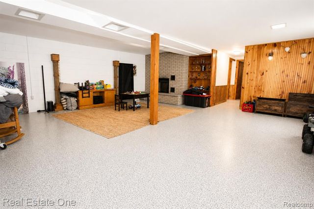 1325 S Hospital Road, Waterford, MI 48327