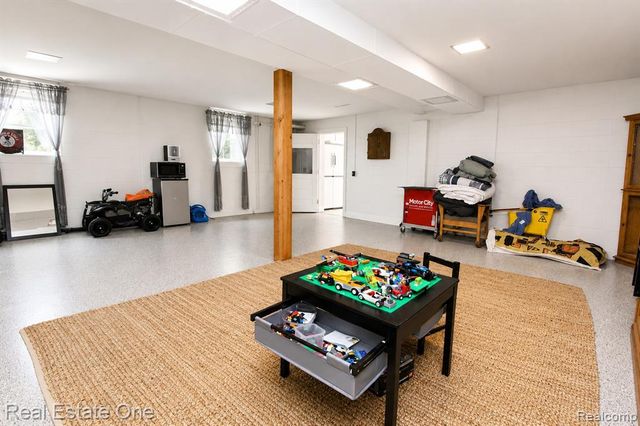 1325 S Hospital Road, Waterford, MI 48327