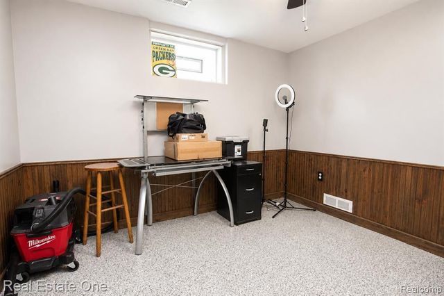 1325 S Hospital Road, Waterford, MI 48327