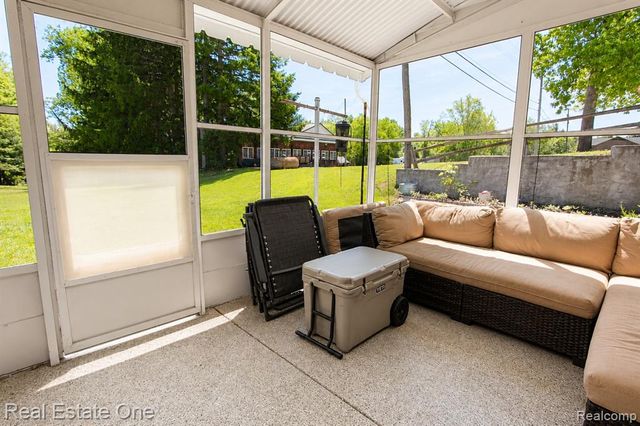 1325 S Hospital Road, Waterford, MI 48327