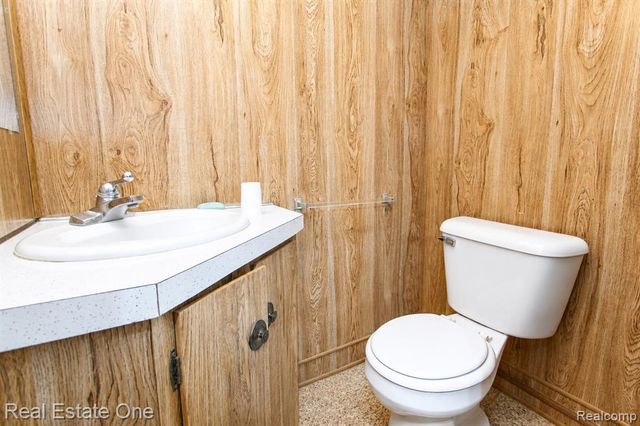 1325 S Hospital Road, Waterford, MI 48327