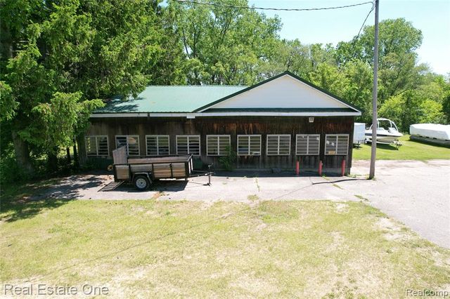 1325 S Hospital Road, Waterford, MI 48327