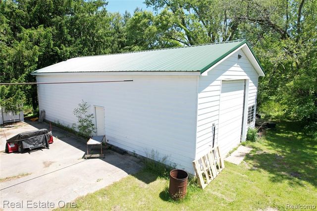 1325 S Hospital Road, Waterford, MI 48327