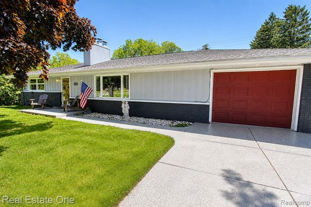 1325 S Hospital Road, Waterford, MI 48327