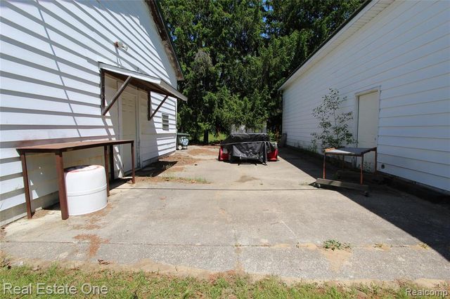 1325 S Hospital Road, Waterford, MI 48327