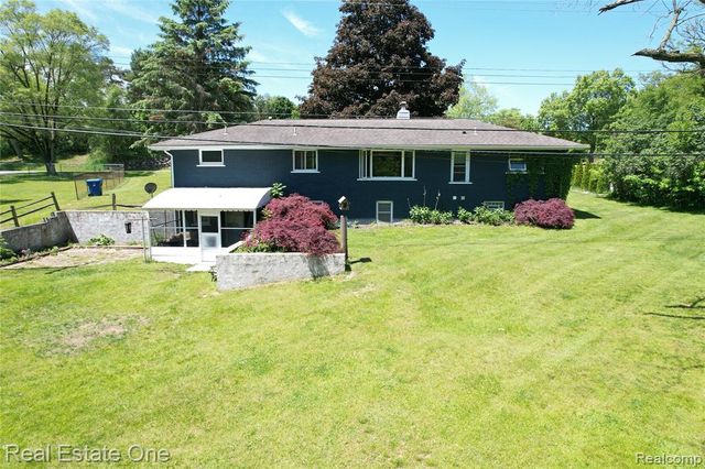 1325 S Hospital Road, Waterford, MI 48327