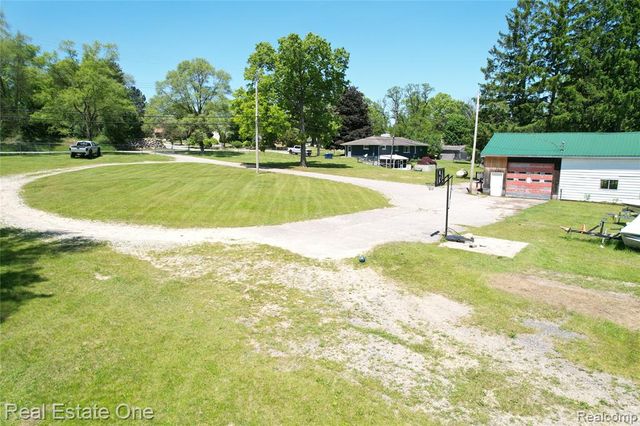 1325 S Hospital Road, Waterford, MI 48327