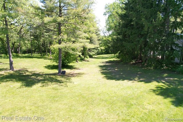 1325 S Hospital Road, Waterford, MI 48327