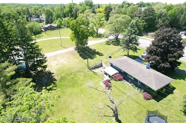 1325 S Hospital Road, Waterford, MI 48327