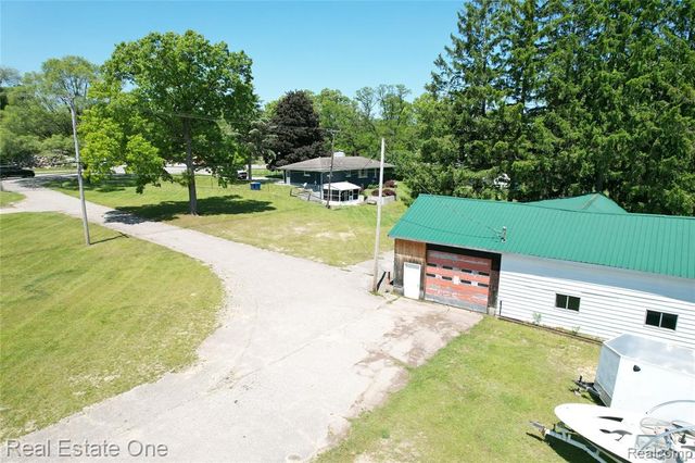 1325 S Hospital Road, Waterford, MI 48327