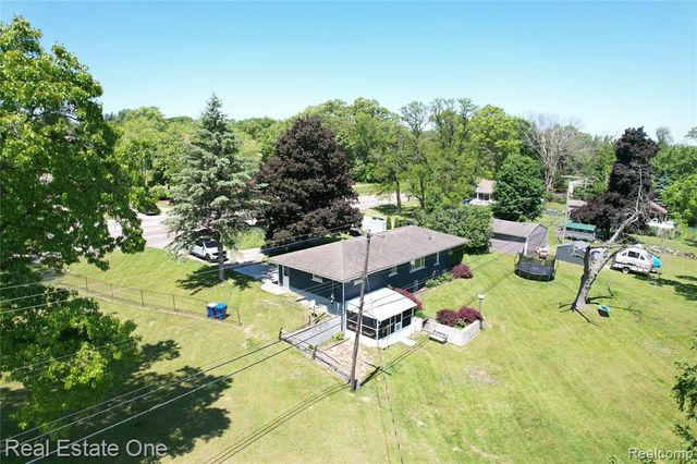1325 S Hospital Road, Waterford, MI 48327