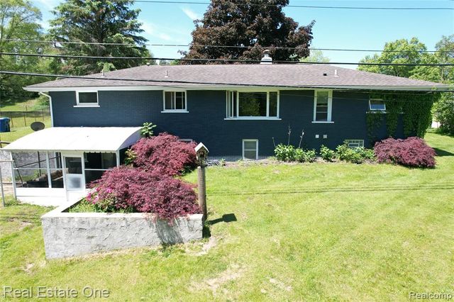 1325 S Hospital Road, Waterford, MI 48327