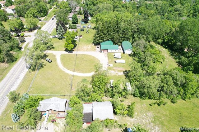 1325 S Hospital Road, Waterford, MI 48327