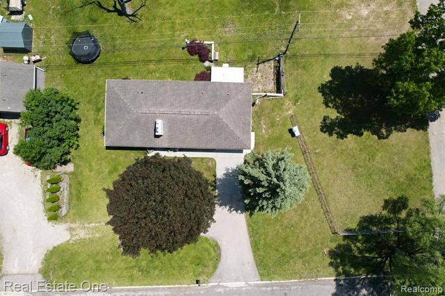 1325 S Hospital Road, Waterford, MI 48327